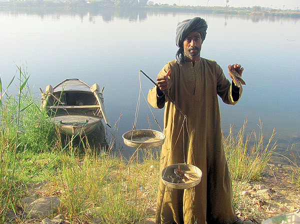 Изображение Арабы любят торговать, поэтому рыбу можно купить у любого рыбака. Фото: Владимир Супруненко.