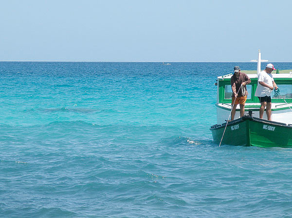Изображение Подводная охота вдалеке от берега предполагает установку катера на якоря. Фото: Марьяничева Алексея.