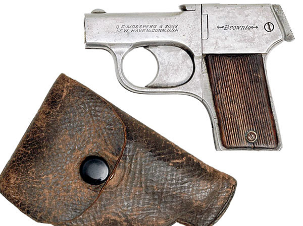 Изображение Конец Первой Мировой войны дал толчок к развитию промышленности в США. Появилось много различных фирм и фирмочек, которые активно предлагали свои товары. Именно в это время родилась знаменитая компания Mossberg & Sons. Сначала она занималась скобяными изделиями и ремонтом различных механических устройств, но скоро ее владельцы начали засматриваться на рынок оружия. Главная ставка была сделана на доступные образцы по приемлемой цене, эта концепция актуальна и сегодня. Первым образцом стал довольно интересный четырехствольный малокалиберный пистолет Brownie. Фирма предлагала его за пять долларов. Интересная цена для того времени за полностью стальной пистолет! Фото компании-производителя.