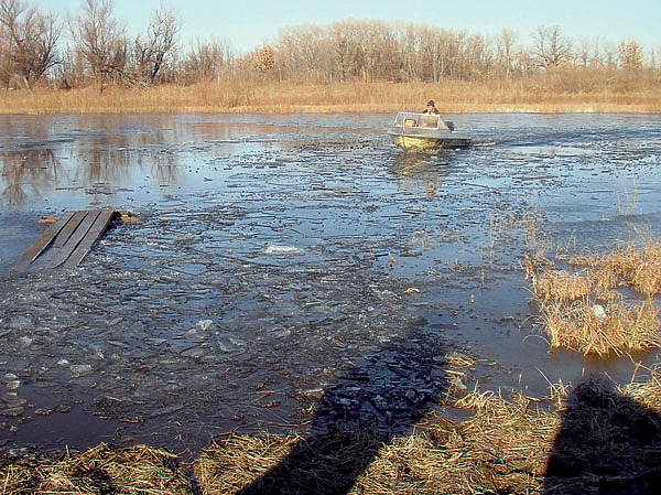 Изображение В ноябре лодку приходится использовать как ледокол. Фото автора. 