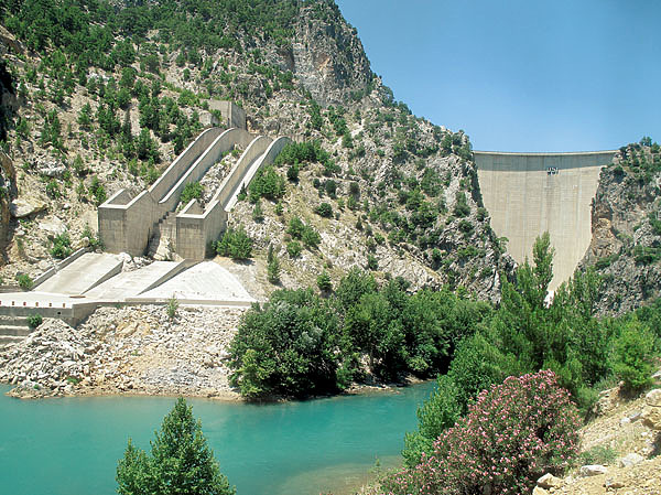 Изображение Грандиозный вид на дамбу. Вот бы порыбачить внизу! Фото: Алексей Коломиец.
