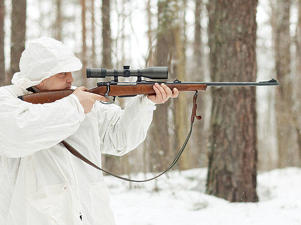 Изображение Белый маскировочный костюм помогает охотнику оставаться незаметным
для зверя. ФОТО SHUTTERSTOCK