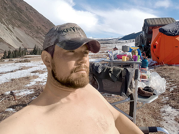 Изображение Пока водитель чинил машину, у меня была возможность понаблюдать за маралами 
и позагорать. 