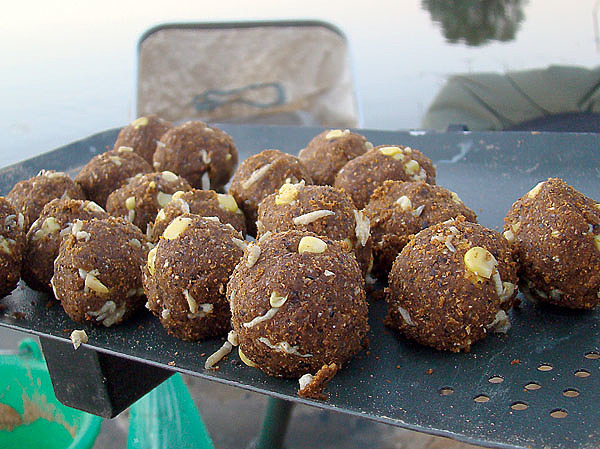 Изображение Шары из прикормки следует сделать достаточно плотными, чтобы они на дне распадались в течение продолжительного времени. Фото: Николай Линник. 