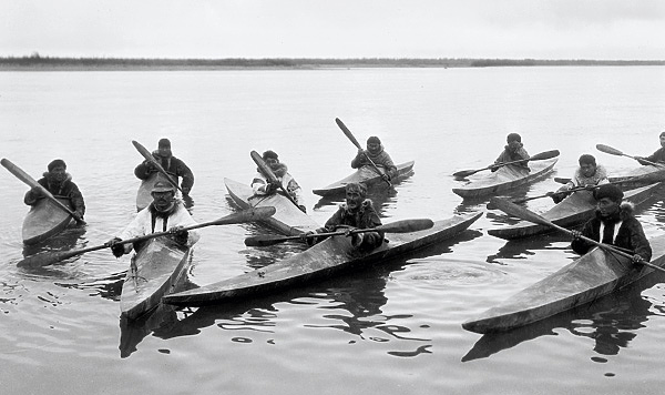 Изображение СКАНДИНАВСКИЙ ОПЫТ.

Амундсен и Нансен предпочитали брать в команду не коренных жителей Севера, а опытных норвежских моряков, таких, к примеру, как Хелмер Ханссен (на фото) и Адольф Линдстрем. Они приняли участие в нескольких экспедициях Руаля Амундсена и даже были награждены медалью. Лишь однажды два представителя саами участвовали в лыжном походе Нансена через ледовый щит Гренландии в 1888–1889 гг. 