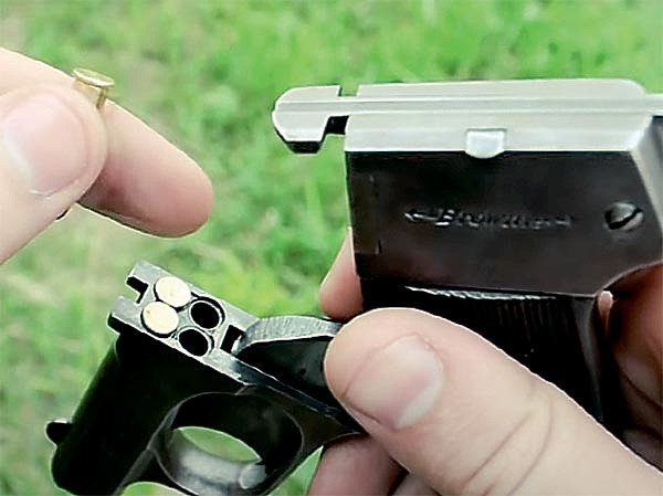 Изображение По концепции пистолет похож на нашу «ОСУ»,
а скорее, конечно, наоборот. Четыре неподвижных ствола и самовзводный УСМ с одним курком, с поочередной инициализацией стволов. При нажатии на спуск курок взводится и наносит удар поочередно по патрону в каждом стволе. Система механическая и при осечке или отсутствии патрона, при следующем нажатии на спуск курок переключается на следующий ствол. Экстрактора у пистолета нет, гильзы выбиваются специальным штифтом, который располагается в корпусе пистолета. Простота и оригинальность устройства, использование .22-го калибра позволили сделать его компактным и недорогим. Фото компании-производителя.