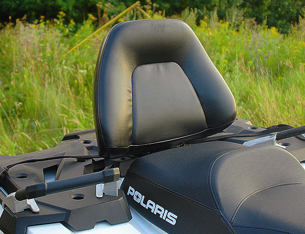 Изображение Сиденье у Polaris Sportsman 570 Touring очень просторное: даже если за руль сядет человек с рюкзаком, пассажиру это ничуть не помешает.