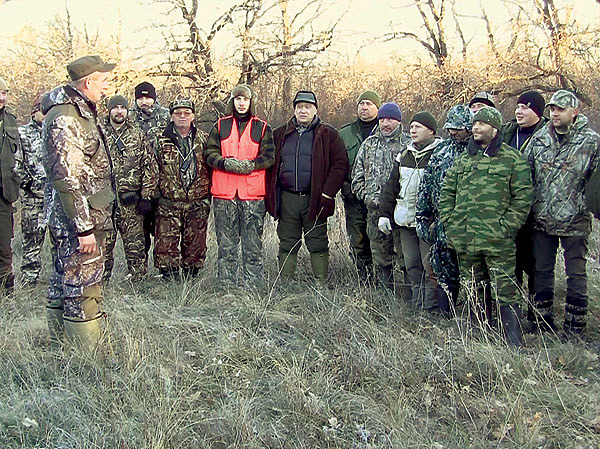 Изображение Обязательный инструктаж перед началом охоты. Фото автора.