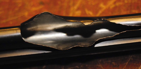 Изображение ОШИБКА ОХОТНИКА
У многих охотников есть ружья разных калибров, и одна из причин разрыва стволов как раз с этим связана. Когда среди одинаковых патронов случайно оказывается патрон меньшего калибра и в пылу азарта он вкладывается в патронник, выстрела не происходит. Не понимая происходящего, охотник открывает ружье. Патронник пуст, так как патрон меньшего калибра провалился вперед. Вкладывается другой, уже по калибру. Выстрел… Разрыв. Хорошо, если серьезных травм удастся избежать. На иллюстрациях — следствие и причина…