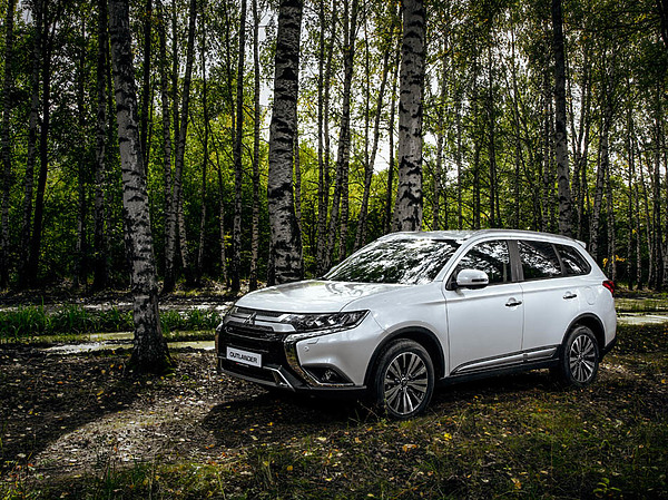 Изображение За время теста я так и не решился загнать аппарат в настоящую грязь. Не хотелось выглядеть безмозглым идиотом, засаживающим машину по самое некуда, только потому, что она тестовая. 