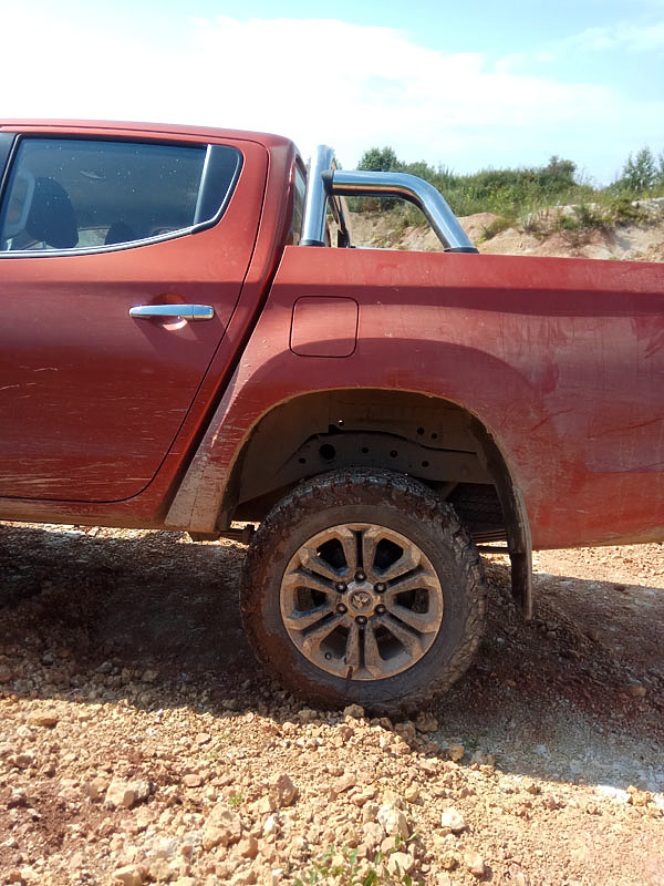 Изображение Рессорная подвеска и кузов грузовика просто просят солидной загрузки. Плавность хода при этом становится восхитительной.