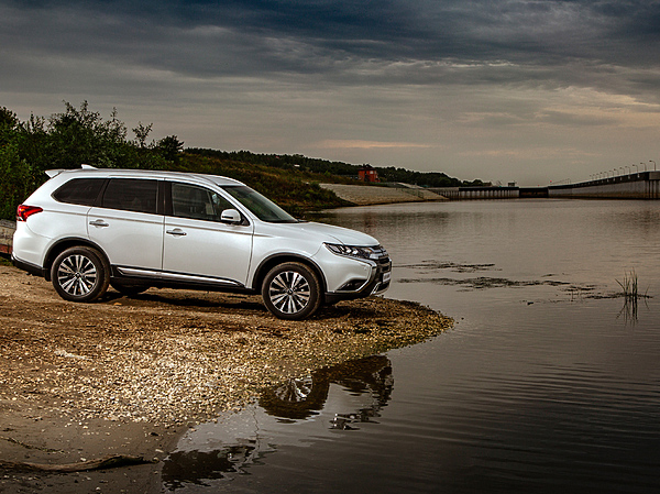Изображение Среди бесчисленного количества таких джипозаменителей есть аппараты, обладающих не только всеми качествами легкового автомобиля, и при этом и приличными внедорожными свойствами. Активно продаваемый у нас Outlander из их числа. 