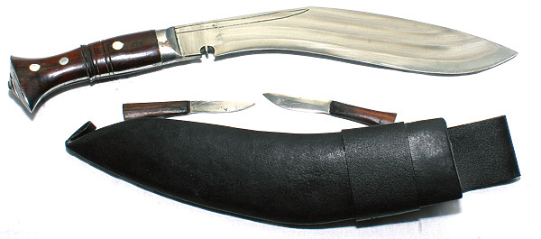Изображение Полный комплект включает сам нож-кукри, два дополнительных ножа и чехол.