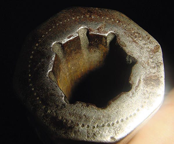 Изображение Дальность выстрела кавказских нарезных ружей существенно превосходила дальность русского гладкоствольного оружия, при этом и там и там до Крымской войны использовались круглые пули.