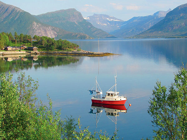 Изображение Во фьордах с катера рыбачат на глубине 20–30 метров. Фото: Владимир Супруненко. 