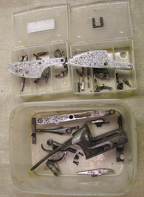 Изображение СОБЕРИСЬ!
Организация рабочего места имеет первостепенную важность для реставратора. Приступая к разборке механизма, нужно аккуратно разложить все детали по отдельным контейнерам. Все что находилось с левой стороны, должно лежать отдельно от того, что находилось с правой стороны. Особенно винты! Будучи подогнанными при сборке строго по месту, одинаковые на первый взгляд метизы вполне обоснованно могут не встать в свое гнездо. Или вообще может получиться ситуация, как с «Маузером» товарища Папанина.