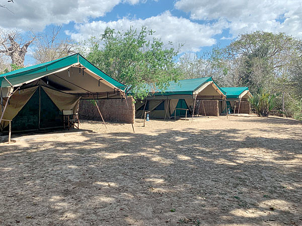 Изображение Типичный охотничий лагерь в Селусе. Фото автора. 