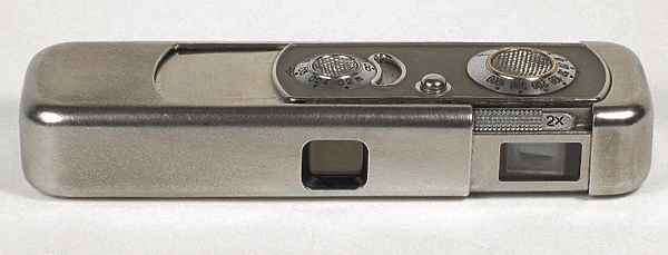 Изображение Вот он, «шпионский» фотоаппаратик, в своем первоначальном виде, изготовленный на рижском 
заводе VEF.