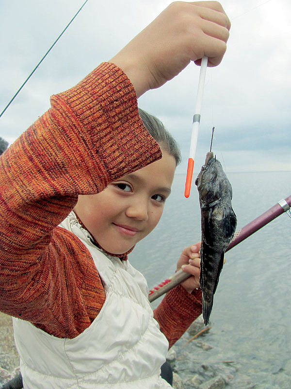 Изображение Нужно использовать крючки с длинным цевьем, поскольку бычок глубоко глотает наживку. Фото: Владимир Супруненко. 