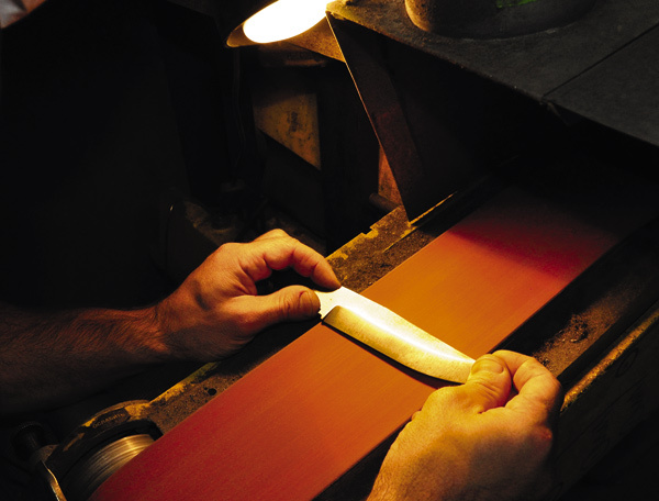 Изображение Изготовление ножа вручную требует не только знаний и необходимого оборудования, но и неимоверного терпения.