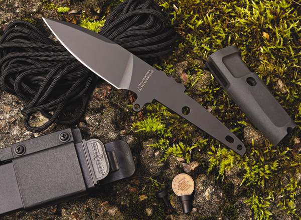 Изображение Простая конструкция «итальянца» позволяет его легко разобрать, отверткой для этого может быть обычная монета. Удобство эксплуатации ножа обеспечивают удачные ножны, которые, к примеру, позволяют закрепить нож рукоятью вниз на лямке рюкзака.