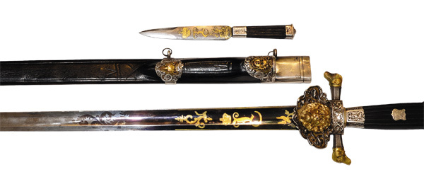 Изображение В ножнах хиршфангера присутствует специальная ниша, для помещения малого ножа —
«пасынка». Когда кортик вложен в ножны, «пасынок» скрыт его щитиком.