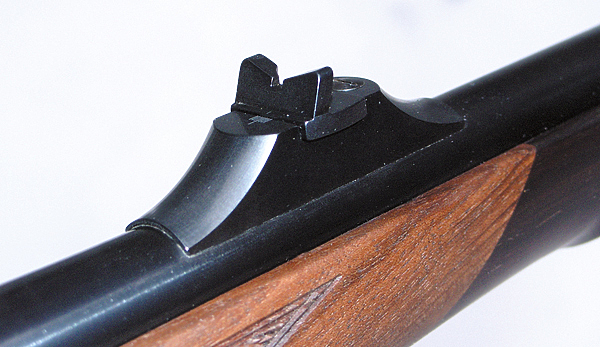 Изображение В отличие от многих современных винтовок, целик и мушка карабина металлические.