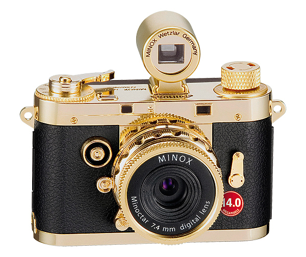 Изображение ИСТОРИЯ. 
Умерший в 2003 году конструктор Minox Вальтер Цапп до сегодняшнего дня остается своего рода как бы символом фирмы, носящей название его детища. Даже улица, на которой находится центральное управление фирмы в Вецлар, названа его именем. В действительности же он практически не был связан с деятельностью фирмы и не участвовал ни в каких ее разработках. Родиной немецкой фирмы MINOX оказалась вовсе не Германия, а Латвия. В 1940 году Латвийская Республика стала частью Советского Союза, фотоаппараты Minox почти год выпускались под маркой «Сделано в СССР». В 1996 году из-за финансовых трудностей фирма была поглощена концерном LEICA CAMERA AG, но в 2001 году ее местное руководство при помощи коллектива сотрудников выкупило контрольный пакет акций. Сегодня MINOX соблазняет коллекционеров миниатюрными репликами всемирно известных моделей фотоаппаратов в цифровом исполнении. Среди более практичных изделий покупателям предлагается широкий выбор биноклей, подзорных труб, оптических прицелов для охотничьего оружия.