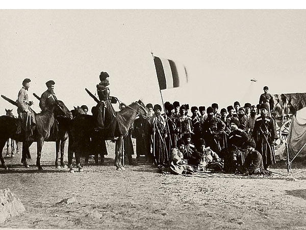 Изображение Казаки в походе. Винтовки у конных казаков в чехлах за спиной. Фото автора.