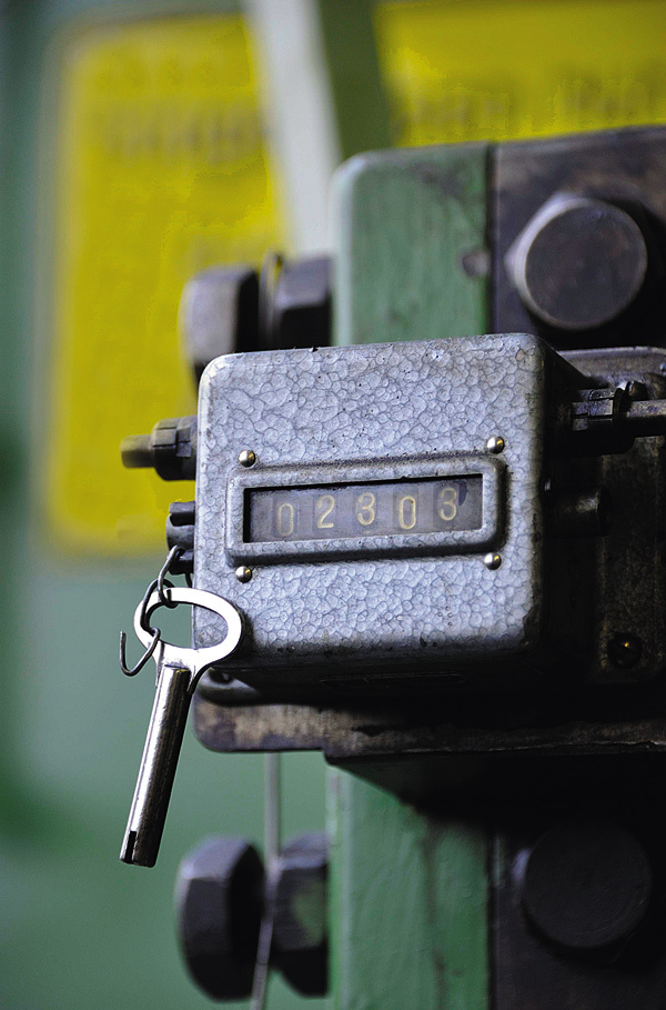 Изображение Только счетчик штампа знает, сколько на самом деле выпускается ножей. 
И ножевые заготовки, и полуфабрикаты рукоятей скурпулезно учитываются при производстве. 