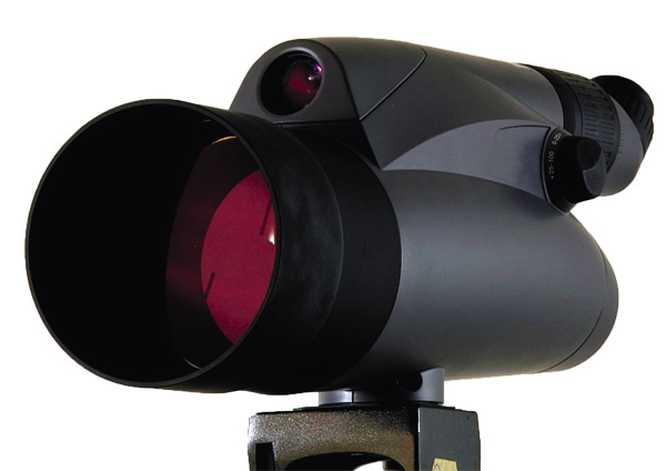 Изображение Приборы с очень высокой кратностью увеличения иногда оборудуются дополнительным модулем со значительно меньшим увеличением, но более широким полем зрения, служащим в качестве видоискателя. 