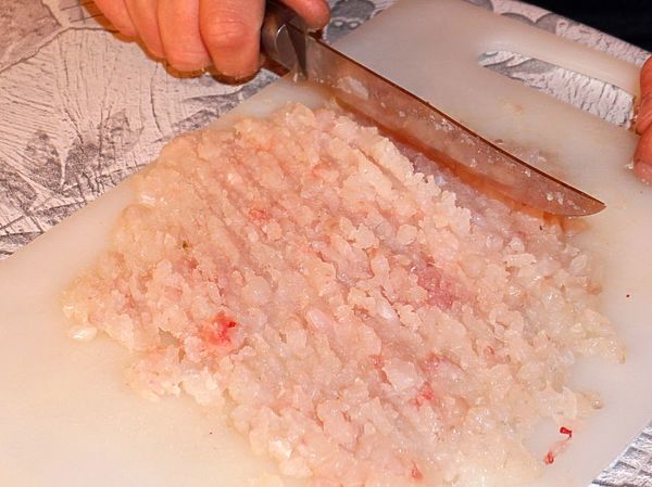 Изображение Филе щуки не крутим на мясорубке, а обязательно рубим ножом. Фото: Евгений Кузнецов. 