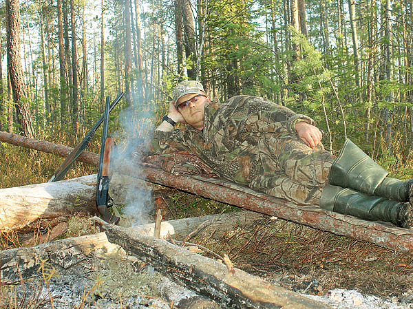 Изображение Четыре-пять молодых сосен, положенных на упавшую сосну, послужат охотнику хорошими нарами, оберегая его от сырости ночью на току. Фото автора. 