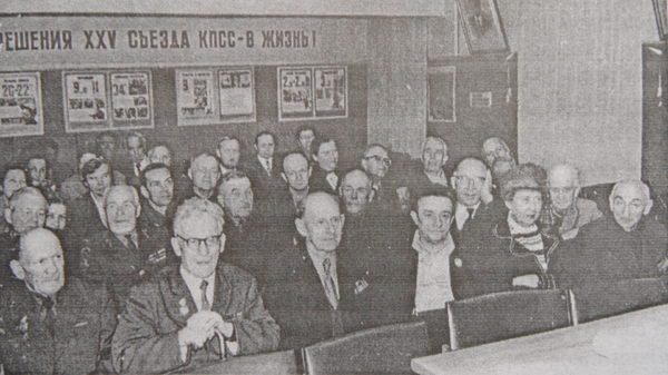 Изображение Шерешевский Э.И. - второй слева, Григорьев В.В. - четвертый слева, Мазовер А.И. - крайний справа.