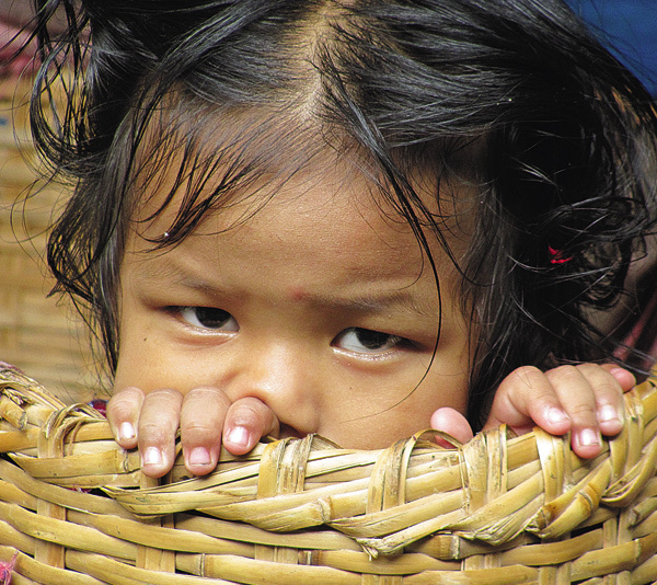 Изображение Нередко за спиной в корзинах непальские женщины носят и детей.