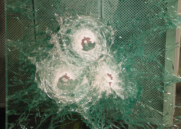 Изображение Результат испытания пуленепробиваемого стекла. 