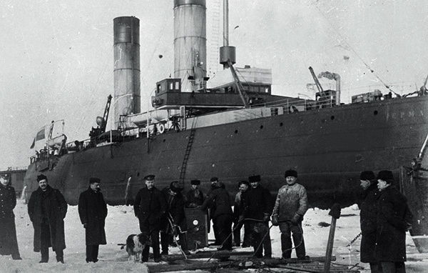 Изображение ДОЛГАЯ ЖИЗНЬ «ЕРМАКА».
В 1919 г. «Ермак» был переименован в «Стеньку Разина» (имя не прижилось). Ледокол прошел войну 1941–1945 гг. как боевой корабль, получил орден Ленина за участие в ВОВ и освоение Северного Морского пути. В мае 1964 г. вышел приказ о сдаче ледокола на слом. Попытки сохранить его как музей оказались безуспешными. В 1975 г. был разобран. На фото: ледокол «Ермак», спуск водолазов.