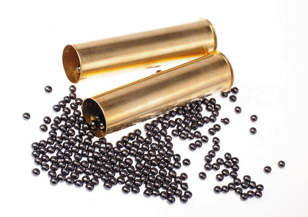 Изображение ОРУЖИЕ И БОЕПРИПАСЫ.

Для отстрела тетеревов на такой охоте хороши ружья 12-го и 16-го калибров с кучным и резким боем. Патроны следует применять с дробью № 2 и № 3, так как тетерев, обладая плотным пером, на рану довольно крепок. Следует признать, в наше время охота с чучелами мало практикуема. Причин тому несколько. Во-первых, все-таки численность тетеревов довольно низкая. Поэтому и приходится отправляться на охоту в регионы, где она еще практикуется. Во-вторых, городскому охотнику, занятому работой, трудно вырваться на продолжительное время, да и без знания местности и помощи местных охотников успеха не добиться. Если же, читатель, тебе представится возможность поохотиться с чучелами, то ее не следует упускать. Она подарит вам неизгладимые впечатления и запомнится на всю жизнь.
 