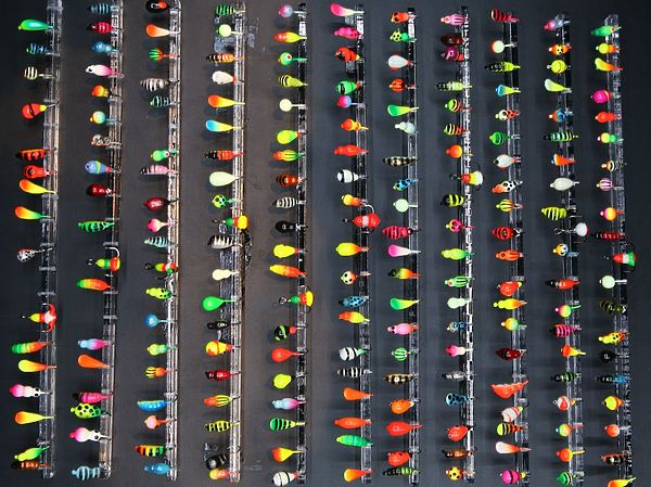 Изображение Такое разнообразие различных форм мормышек, некоторые из них горят в ультрафиолете другие покрашены люминофором, говорит о том, что приманка эта готова работать в любых условиях. Фото: Евгений Кузнецов. 