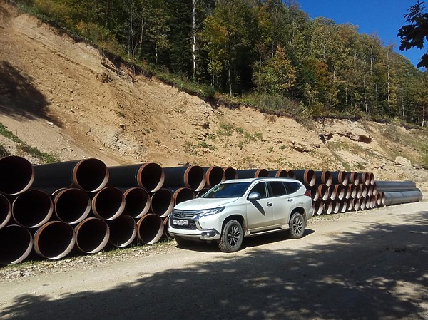 Изображение За обилием хрома, модными прибамбасами и уютом салона скрывается совсем не горожанин с мягким характером, а воин, способный на настоящие дорожные подвиги.