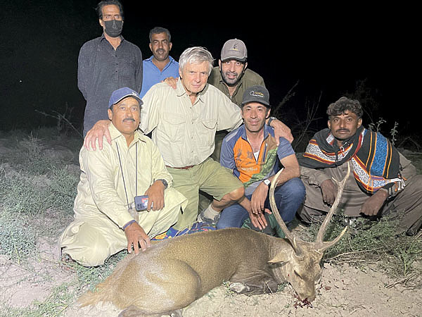 Изображение Снимок на память с трофеем свиного оленя.