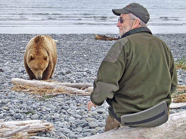Изображение Алексей Шаскольский — путешественник-натуралист, кандидат исторических наук, финалист международных фотоконкурсов, автор статей о путешествиях в дикую природу и фотоальбома «Медвежьи углы планеты», кадры из которого представлены в данной публикации. Фото автора.