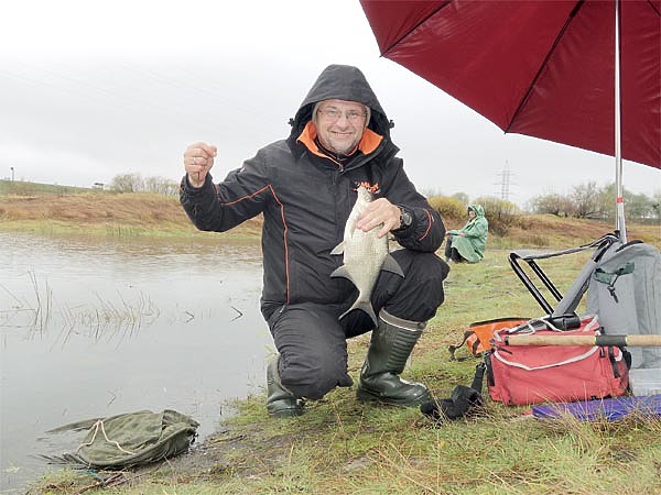Изображение Поимка леща в ледяной воде не всегда возможна на привычные наживки. Фото: Линника Николая. 