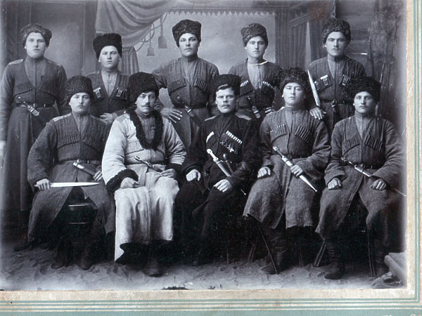 Изображение Казаки, вооруженные прямыми кинжалами кама. Много кама, и ни одного пластунского ножа. Фото автора.