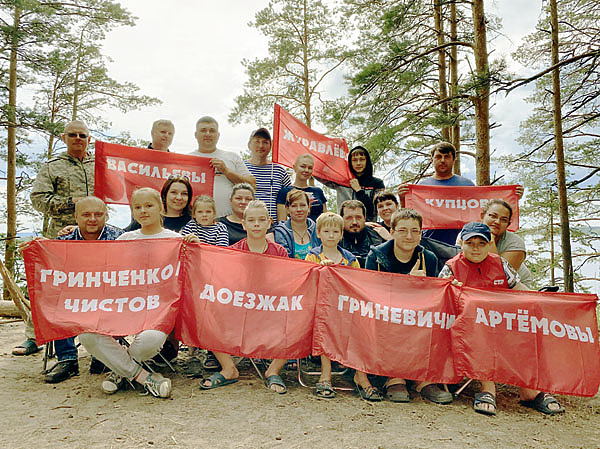 Изображение Над  каждой палаткой развевался семейный стяг. Фото: Васильева Дмитрия. 