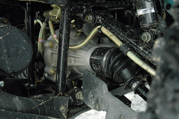 Изображение Тормозные шланги на Stels ATV 600 new не просто армированные, но и… бронированные. Как ни старались, вырвать рукой шланг из цанги у нас не получилось.