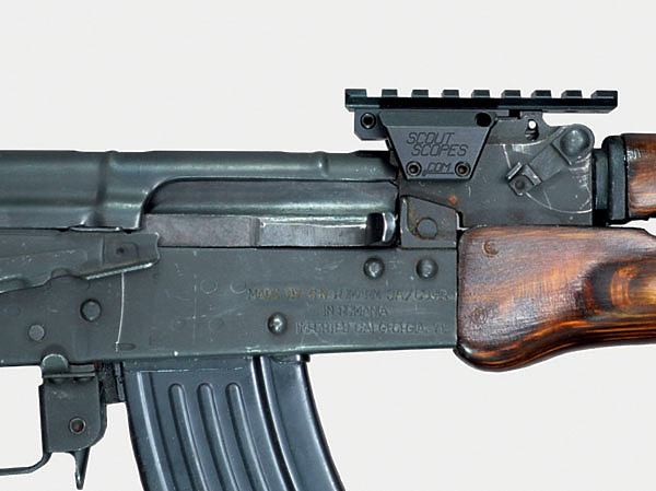 Изображение ПЛАНКА НА ПЛАНКУ
Появление на нашем рынке переходников-планок, которые устанавливаются на место целика в системах, основанных на базе автомата Калашникова, можно сказать, стало прорывом. Теперь можно быстро и относительно просто установить на карабин коллиматорный прицел или прицел с длинным фокусом. Большим плюсом стало то, что эти планки быстро монтируются и так же быстро снимаются без какого-либо вреда для внешнего вида оружия. Фото автора.