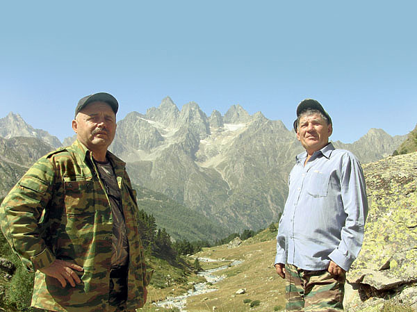 Изображение Смешанные чувства усталости и глубокого удовлетворения, что мы своим ходом, преодолев различные преграды, смогли подняться на высоту около 3000 метров, охватили меня в этот момент.