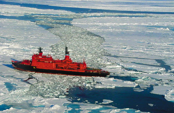 Изображение MADE IN CHINA.

Россия стремительно теряет свои транзитные преимущества самого короткого пути из Европы в Азию. Северный морской путь (СМП) — ранее исключительно российская вотчина — сегодня активно осваивается иностранцами и, прежде всего, китайцами. КНР объявила о сенсационных планах освоения так называемых полярных владений СССР. Первый китайский ледокол «Сюэлун» («Снежный дракон») прошел по Севморпути в 2012 году. Этим летом Китайская судоходная компания планирует отправить уже первый коммерческий рейс. 
Через семь лет Китай планирует отправлять по Севморпути почти каждую шестую тонну экспортных грузов — причем плавание будут обеспечивать китайские, а не российские ледоколы. 
