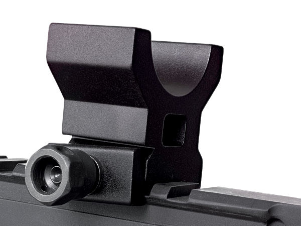 Изображение АЛЬТЕРНАТИВА ПОВОРОТНИКАМ 
Поворотные кронштейны не единственный вариант, который позволяет совместить быструю смену оптики при сохранении ее пристрелки. Основными вариантами таких планок являются популярные у нас «ласточкин хвост» и планка Вивера, которую иногда называют Пикатини. На самом деле это две разные планки, но похожие по форме (разное количество и размер поперечных прорезей в планке), кронштейны для них чаще всего взаимозаменяемые. 
Планки дешевле в изготовлении, и кольца для них, которые могут быть и быстросъемными, также дешевле. К сожалению, сохранение пристрелки на планках не гарантируется, иногда она сбивается из-за того, что кольца ставят в другие слоты, на другое место, а иногда и правильно установленная оптика все равно не сохраняет пристрелку. Фото: Shutterstock.com 